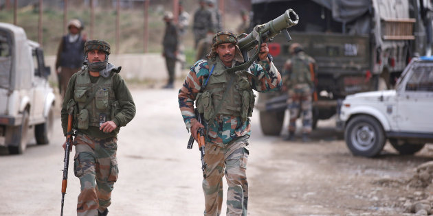 Indian army soldiers arrive at the site of a gunbattle with suspected militants in Chadoora, on the outskirts of Srinagar March 28, 2017. Credit: Reuters/Danish Ismail